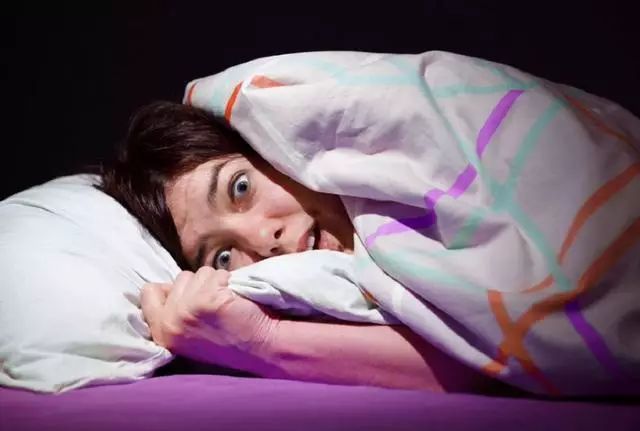 晚上睡覺突然抽搐怎麽(me) 回事,晚上睡覺為(wei) 什麽(me) 會(hui) 突然抽搐一下